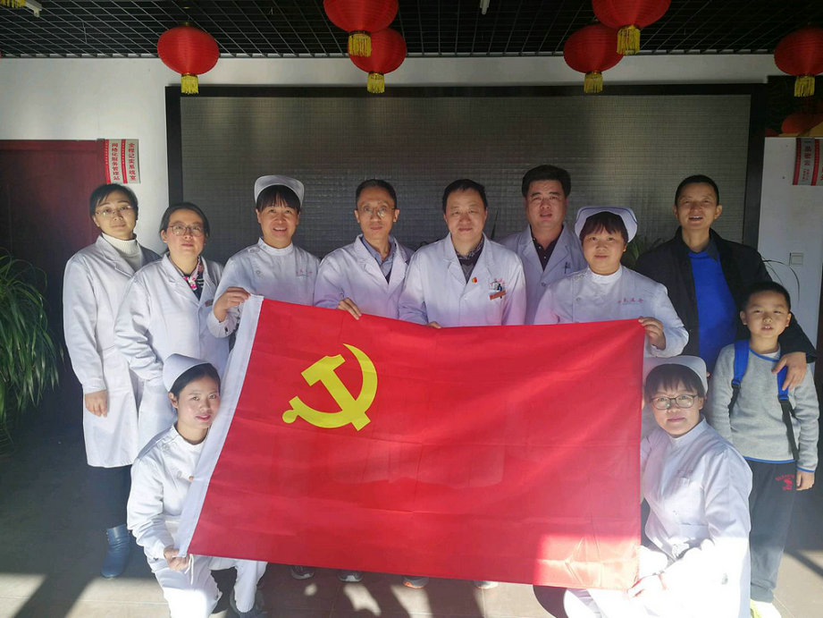 党员义诊送真情 助推党建新风