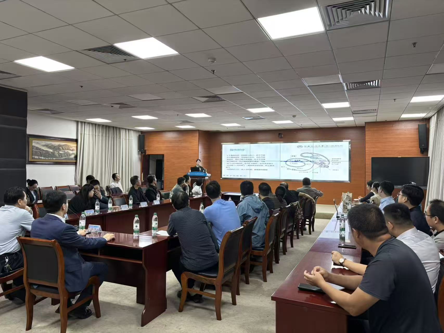 电子乙状结肠镜规范化操作与职业技能培训班在河科大一附院成功举办